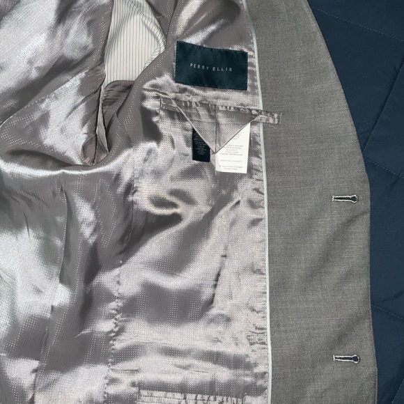 Perry Ellis Men's sports coat/ Blazer, Gray, polyester blend, size 46R. - Picture 4 of 4